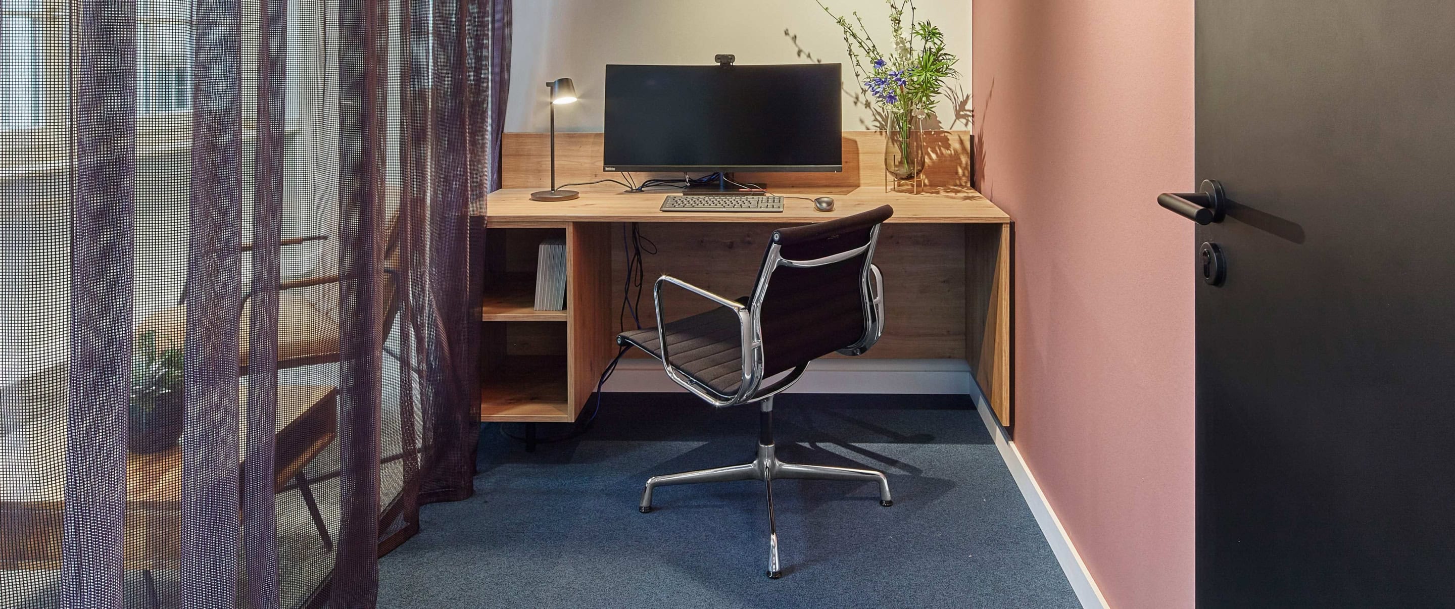 Schönes Office mit modernem Holzschreibtisch der Sozietät Ganteführer